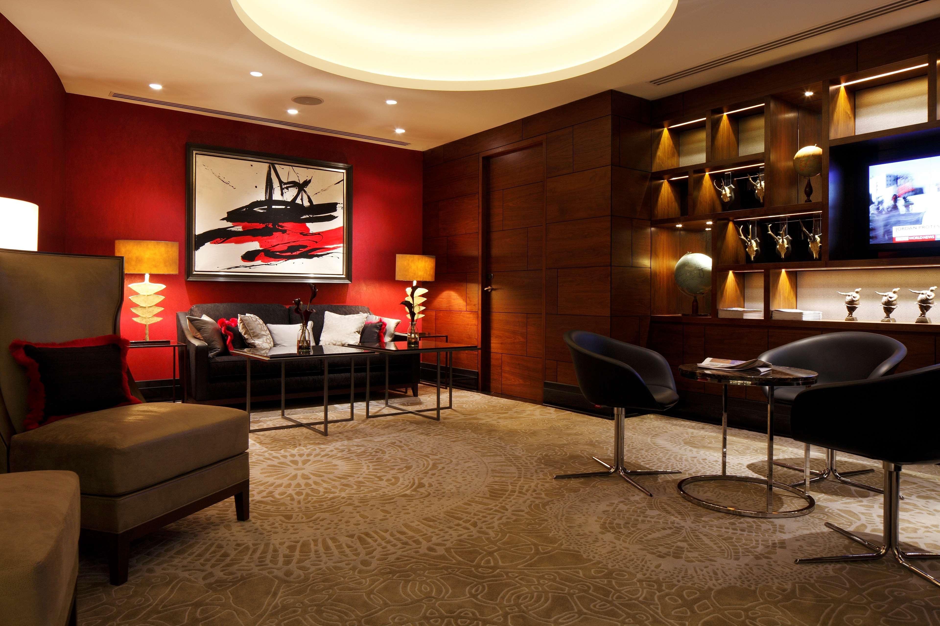 Conrad London St James Restaurante foto The private lounge at the airport