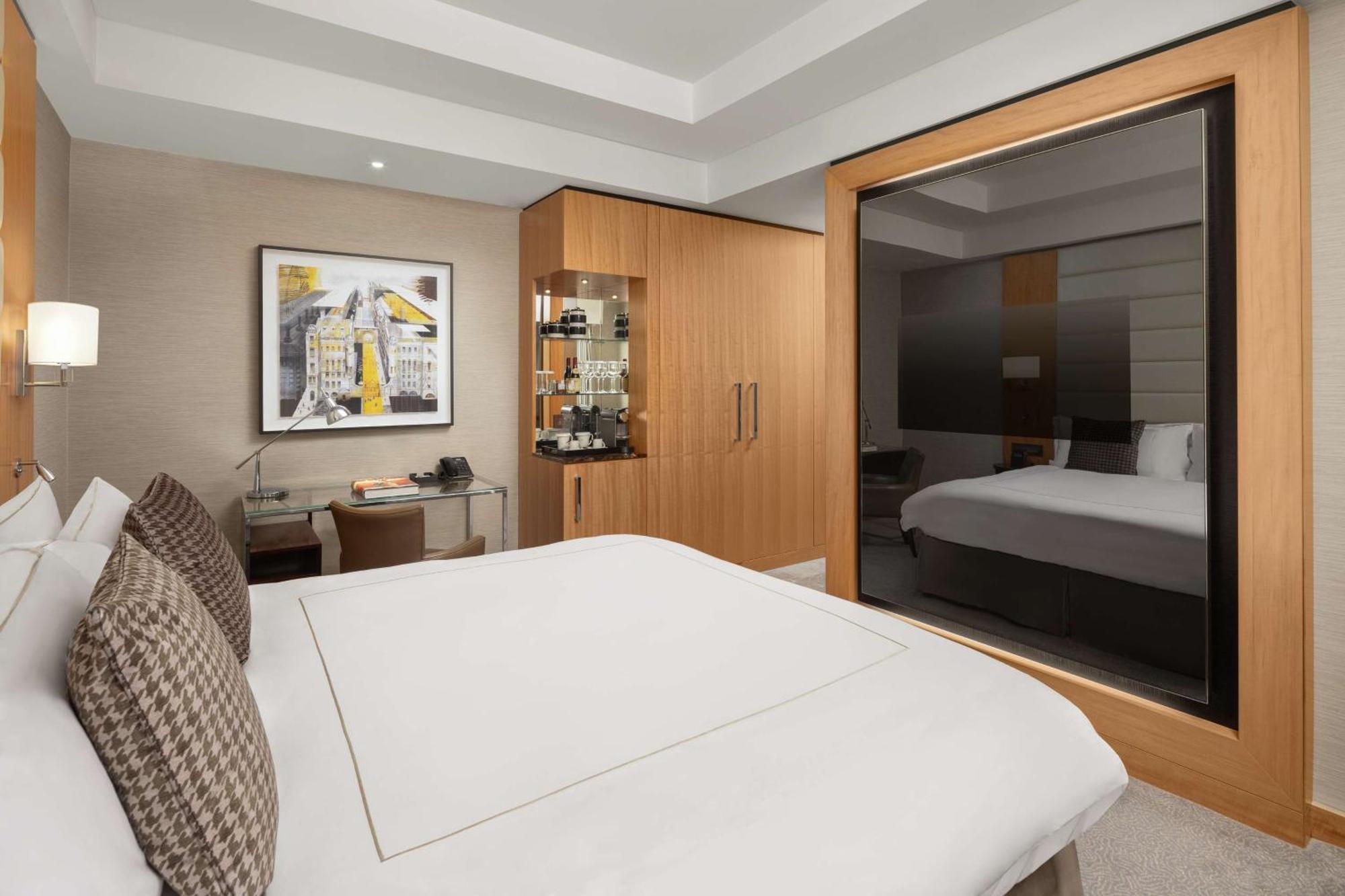 Conrad London St James Exterior foto A bedroom at the hotel