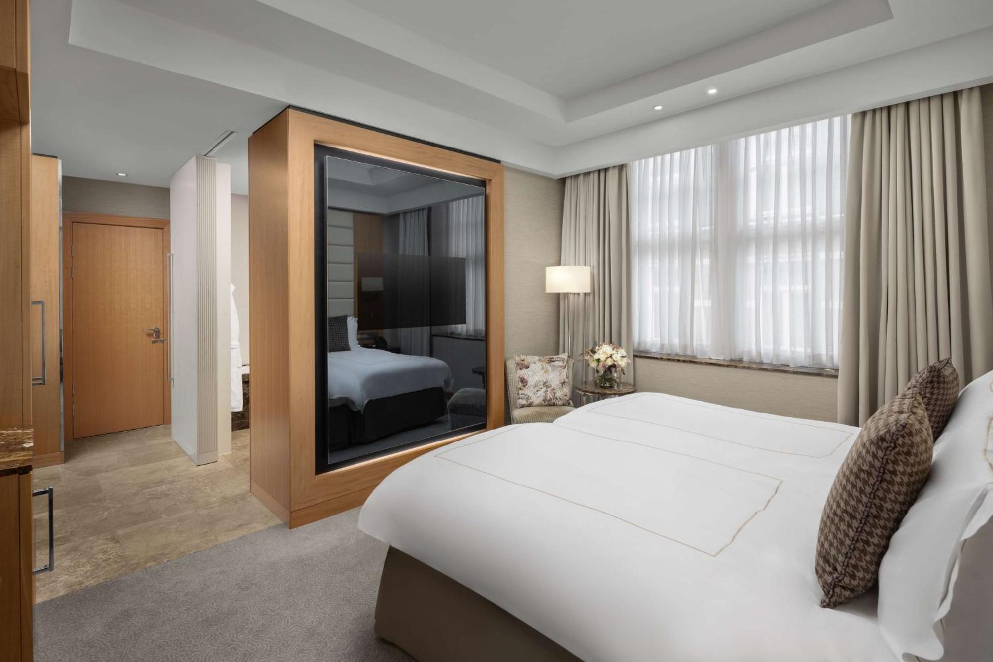 Conrad London St James Exterior foto A bedroom at the Mandarin Oriental, London