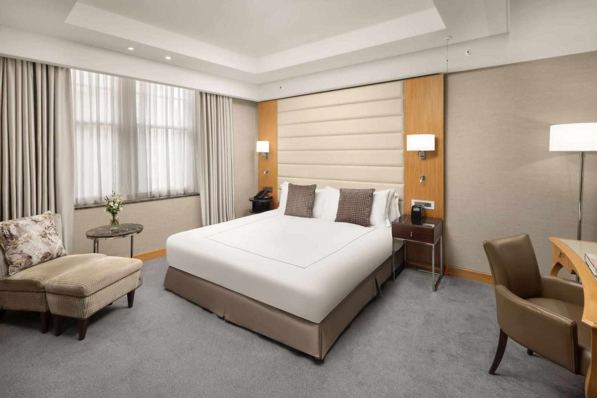 Conrad London St James Exterior foto A bedroom at the InterContinental London Park Lane