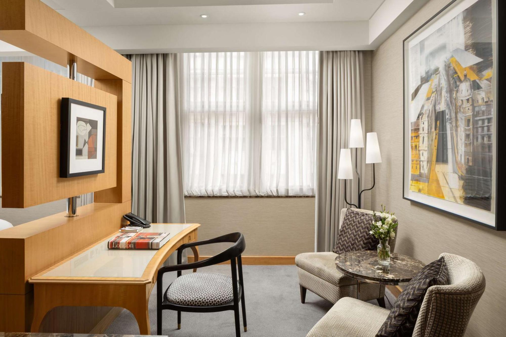 Conrad London St James Exterior foto A room at the hotel