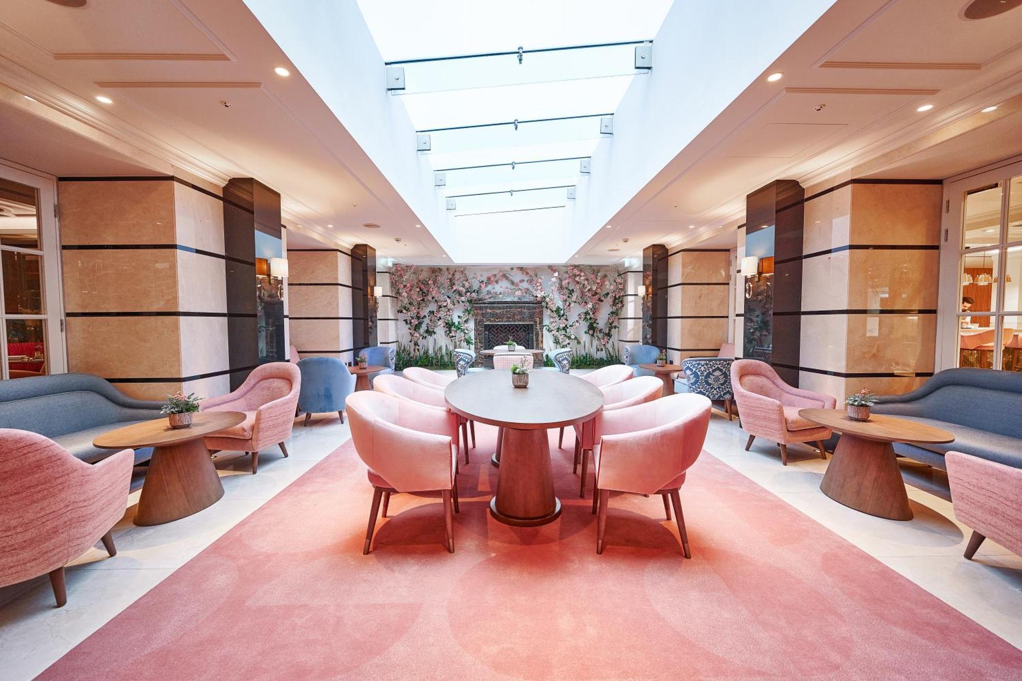 Conrad London St James Exterior foto The lounge at the airport