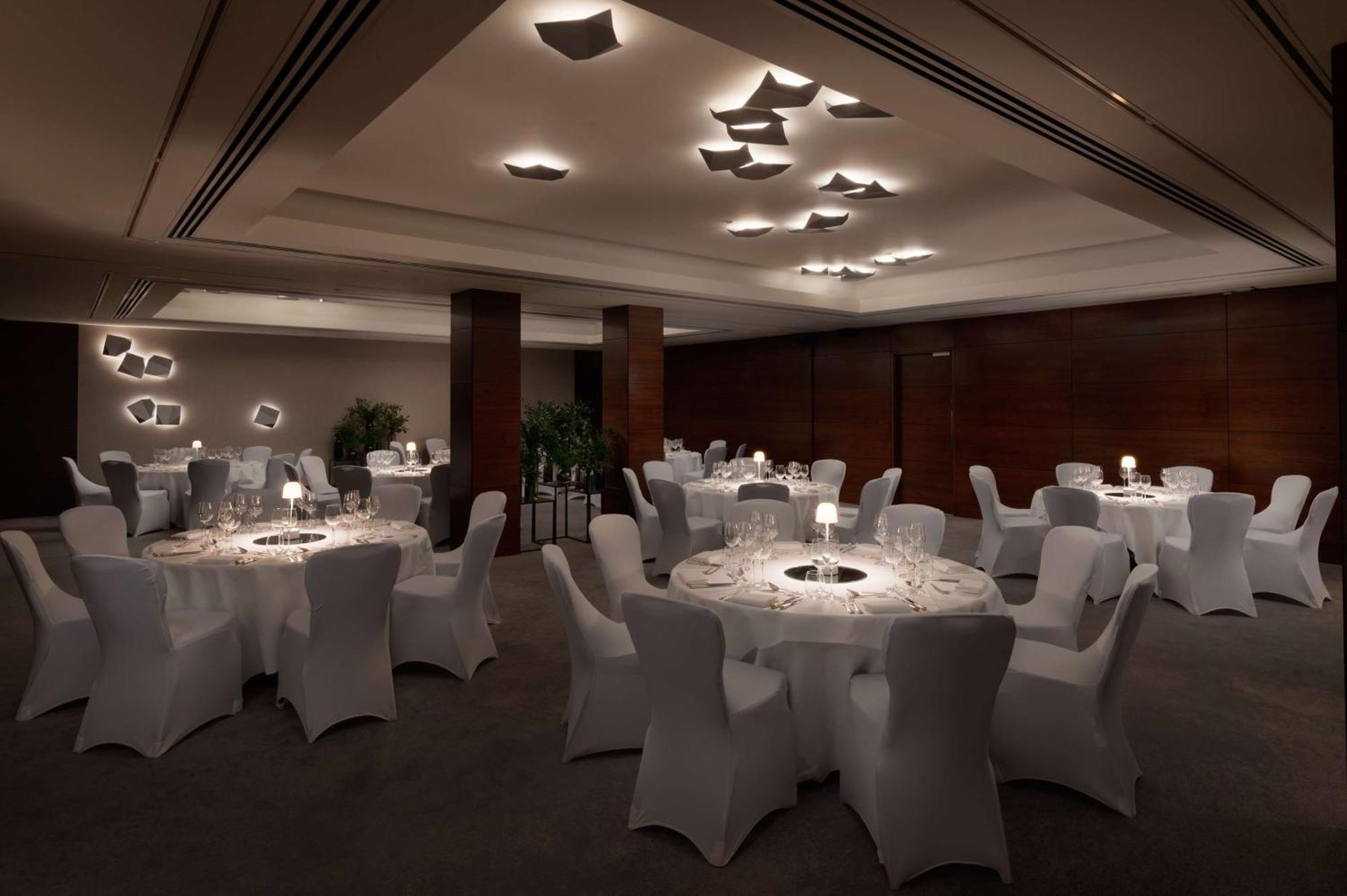 Conrad London St James Exterior foto The ballroom at the hotel