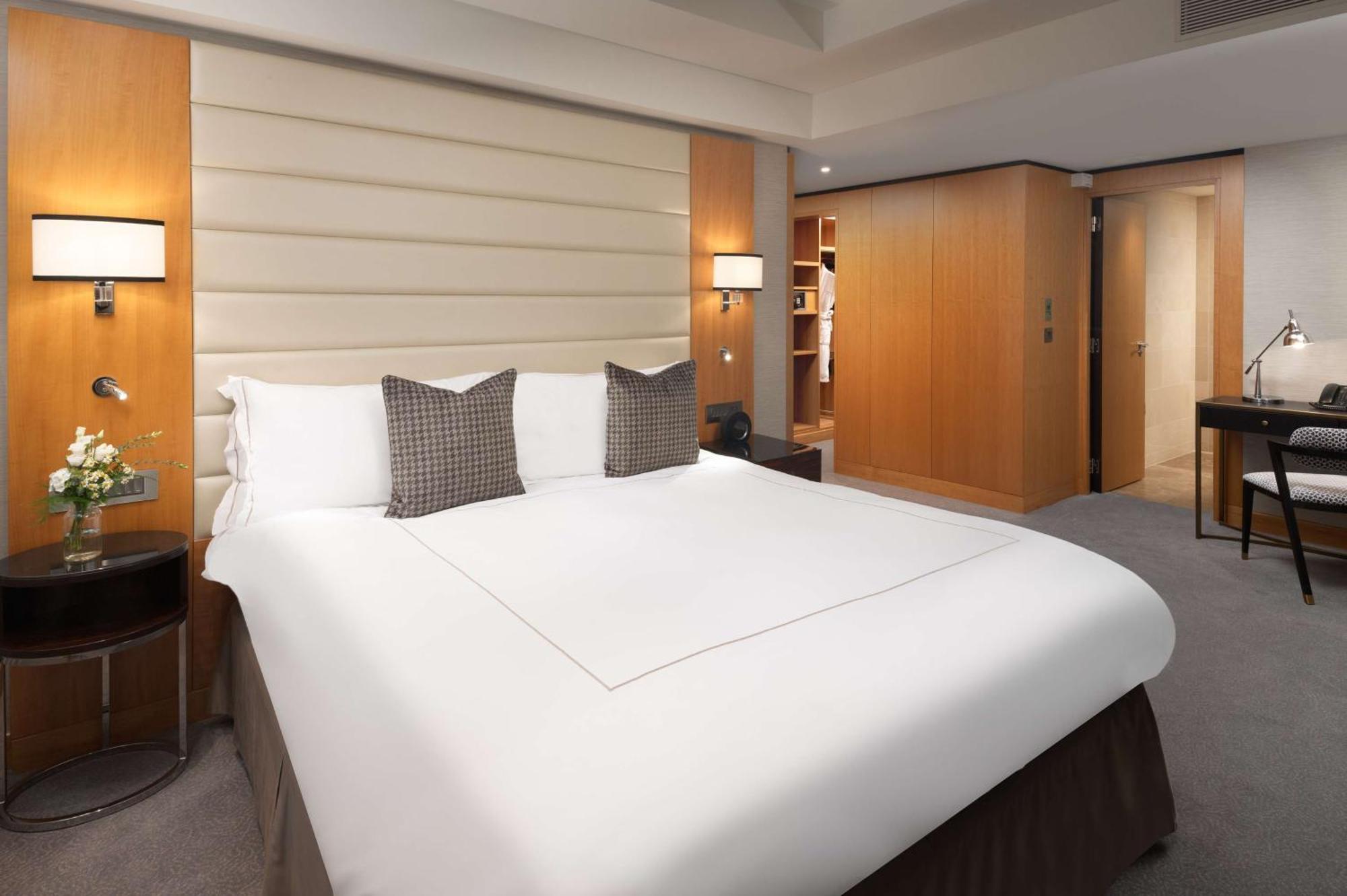 Conrad London St James Exterior foto A bedroom at the InterContinental London